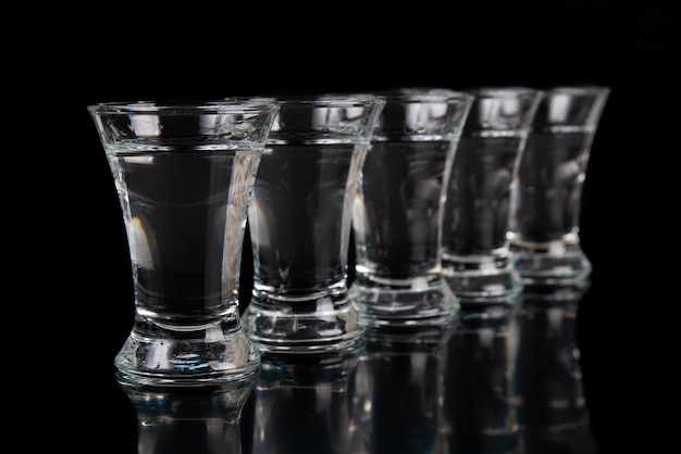 Shot glas met tequila en wodka op een zwarte tafel