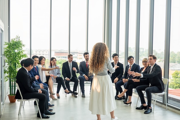 Scatto di un gruppo di uomini d'affari che discutono in un ufficio