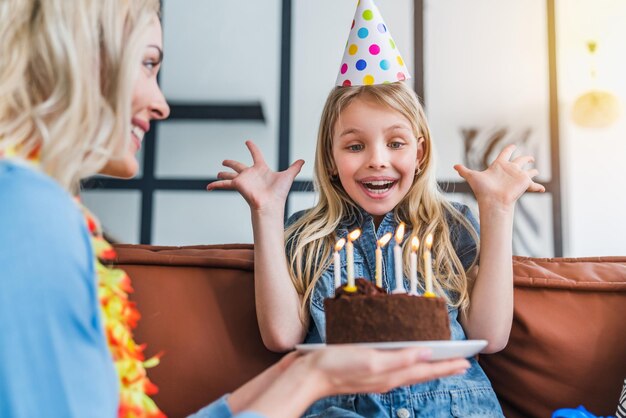 ケーキで娘の誕生日を祝う母と娘のショット