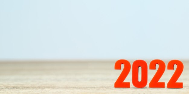 Выстрел числа 2022 из красного пластика на новый год на столе с копией пространства