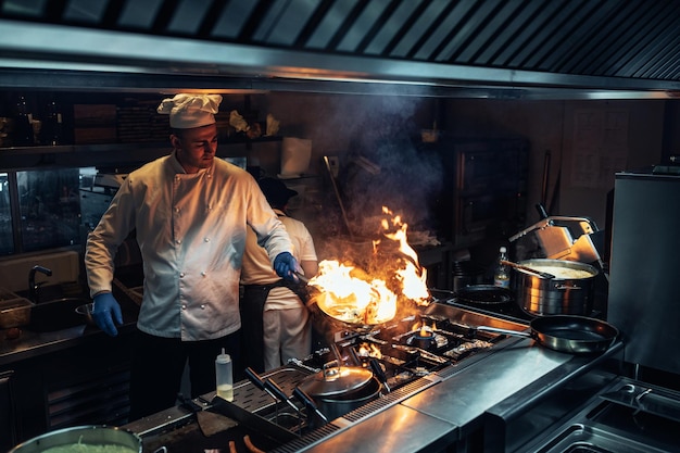 写真 プロのキッチンで料理をしているシェフのショット