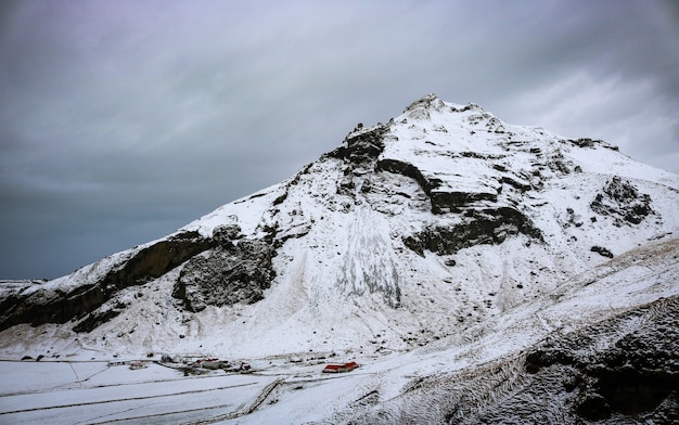 写真 アイスランドの雪に覆われた山の火山の風景のショット