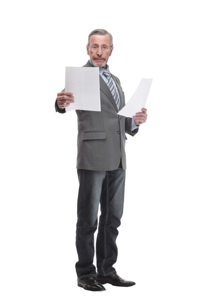 Снимок старшего профессионала, держащего документы в руке и выполняющего некоторые документы