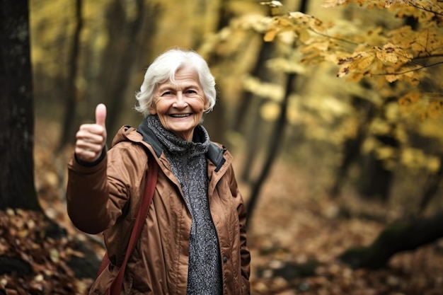 Снимка пожилой женщины в лесу с поднятым большим пальцем, созданная с помощью генеративного искусственного интеллекта