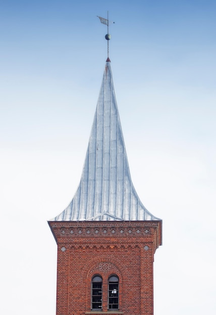 오래된 덴마크 교회의 세부 사항을 보여주는 샷 지역적으로는 종종 단순히 영국 교회라고도 불리는 예쁜 GothicRevivalstyle 교회입니다