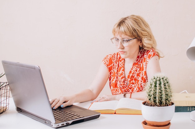 Shot van een aantrekkelijke volwassen zakenvrouw die op een laptop op haar werkstation werkt