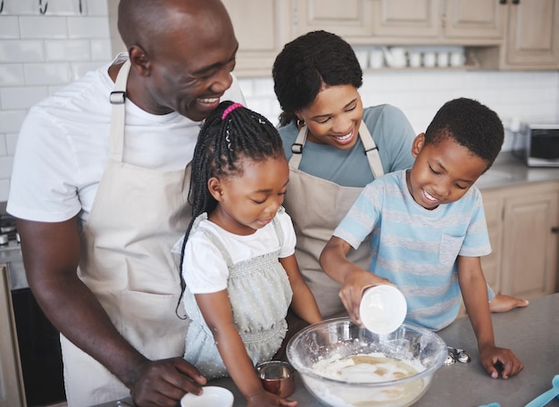 Shot van een gezin dat samen in de keuken bakt