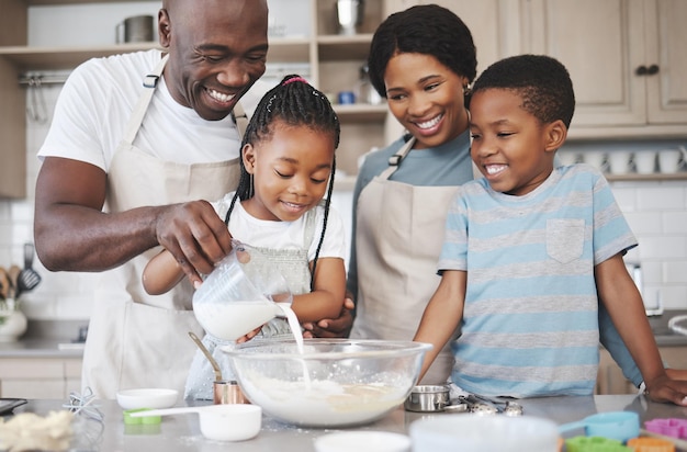 Shot van een gezin dat samen in de keuken bakt