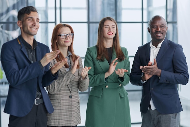 Shot van een groep zakenmensen die applaudisseren tijdens een seminar in de vergaderruimte