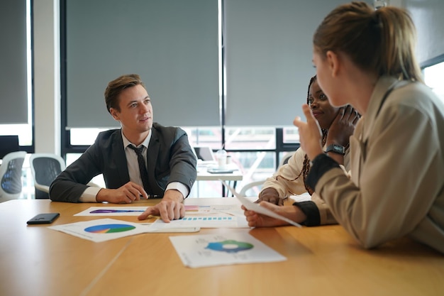 Shot van een groep zakenmensen in een vergadering op het werk