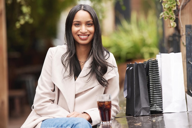 Shot van een jonge vrouw die een pauze neemt van het winkelen om een café te bezoeken