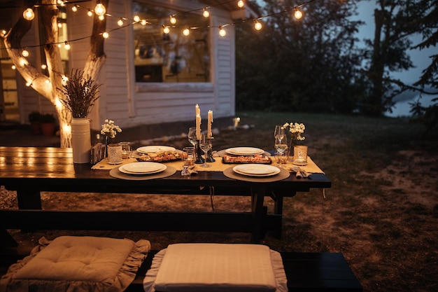 Shot van een mooi gedekte tafel in afwachting van gasten voor het diner in een achtertuin