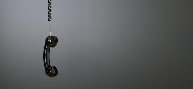 Shot van een vaste zwarte telefoonhoorn met kopieerruimte voor individuele tekst