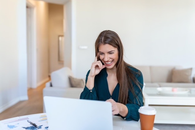 Shot van een zakenvrouw tijdens een videogesprek terwijl ze aan haar bureau zit Bijgesneden opname van een aantrekkelijke jonge vrouw die haar laptop gebruikt om thuis een videogesprek te voeren