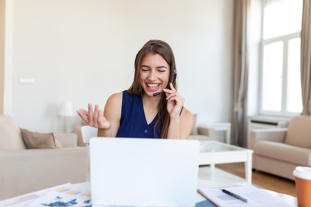 Shot van een zakenvrouw tijdens een videogesprek terwijl ze aan haar bureau zit Bijgesneden opname van een aantrekkelijke jonge vrouw die haar laptop gebruikt om thuis een videogesprek te voeren