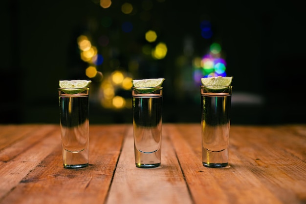 Foto shot van tequila op een houten tafel