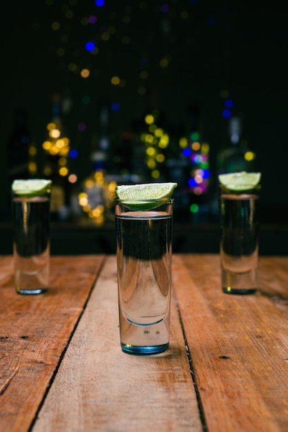 Shot van tequila op een houten tafel