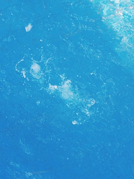 Foto scatto di gocce d'acqua in una piscina