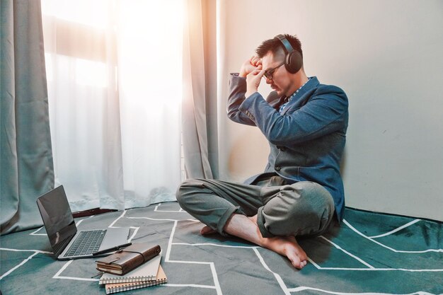 Foto scatto di un giovane uomo d'affari che sembra stressato mentre usa un laptop nel suo ufficio a casa quando lavora duro