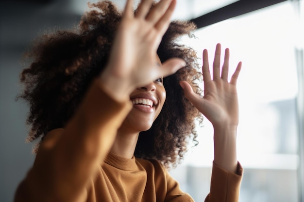 Foto inquadratura di una giovane donna che alza la mano per dare il cinque