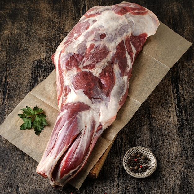 Photo shoulder of lamb on the board high quality photo