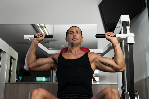 Allenamento per la pressa per le spalle