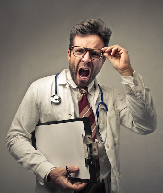 Photo shouting angry young doctor