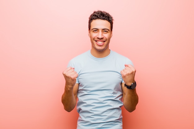 Foto gridando trionfante, ridendo e sentendosi felice ed eccitato mentre celebra il successo