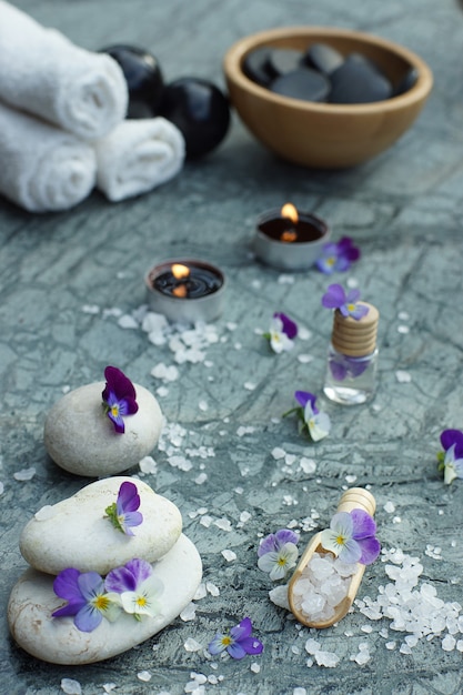 Foto pala con sale da bagno e olio da massaggio su un tavolo di marmo