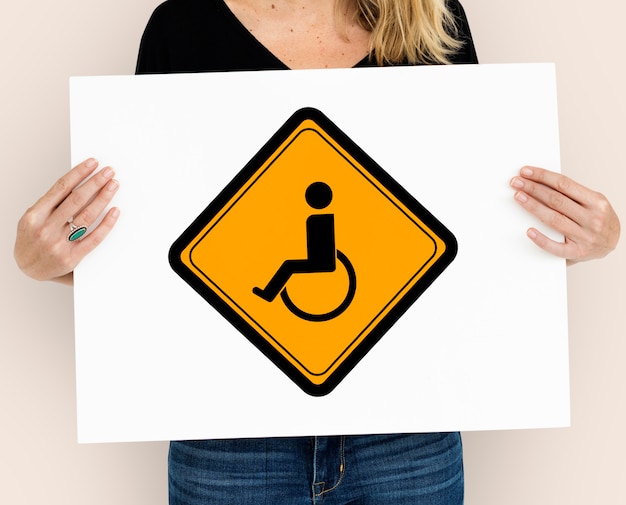 Foto mostra il cartello di avviso di disabilitazione della sedia a rotelle per disabili