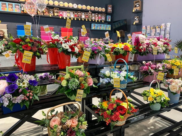 꽃 가게에서 판매용 부케 선택 쇼케이스 신선한 꽃과 플로리스트 구성의 소매 판매