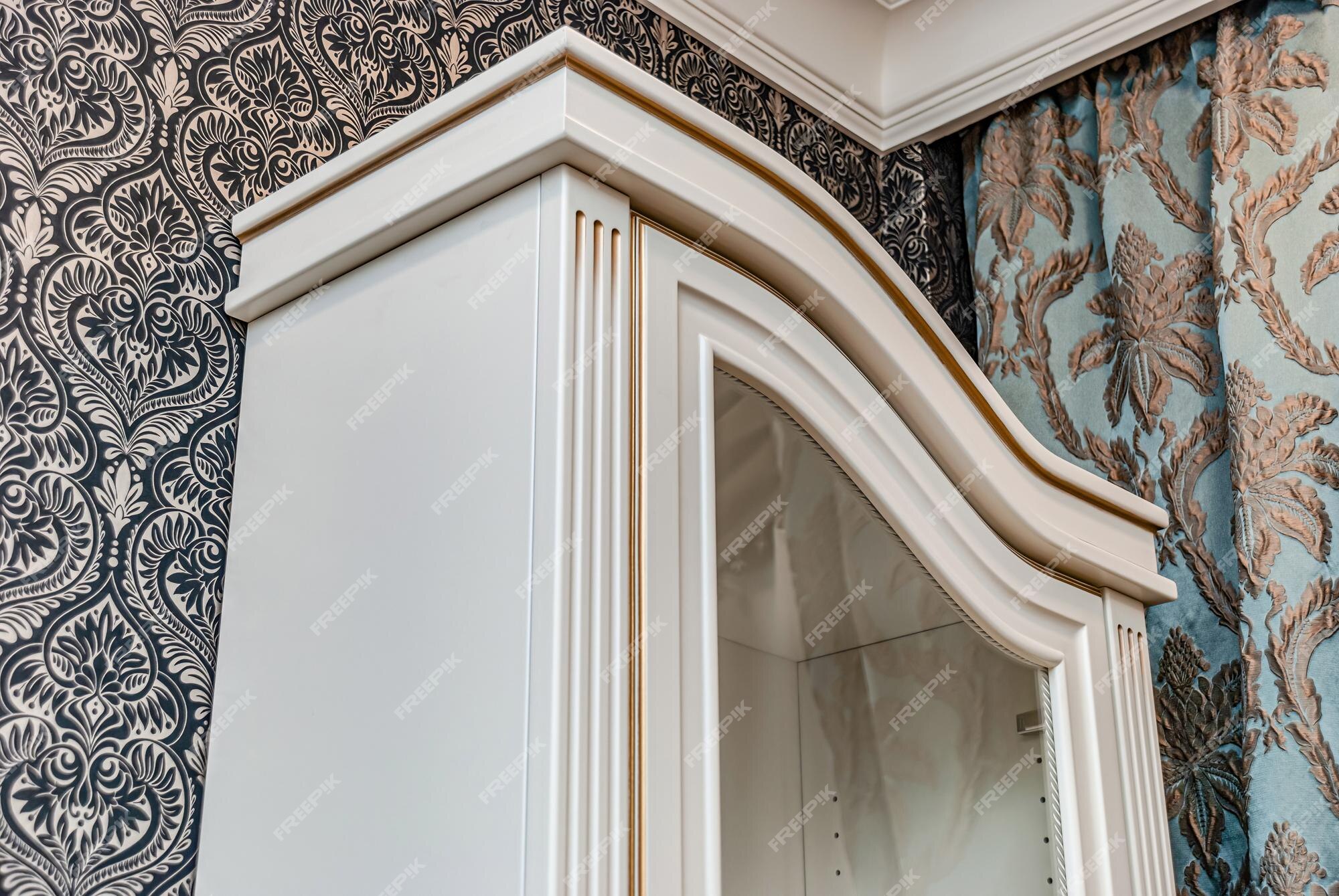 Persoon belast met sportgame Vuiligheid Subtropisch Showcase in klassieke stijl met glazen deur en verguldsel tegen behang en  gordijnen close-up | Premium Foto