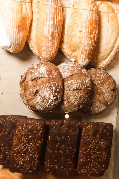 Showcase met verschillende soorten vers, handgemaakt brood.