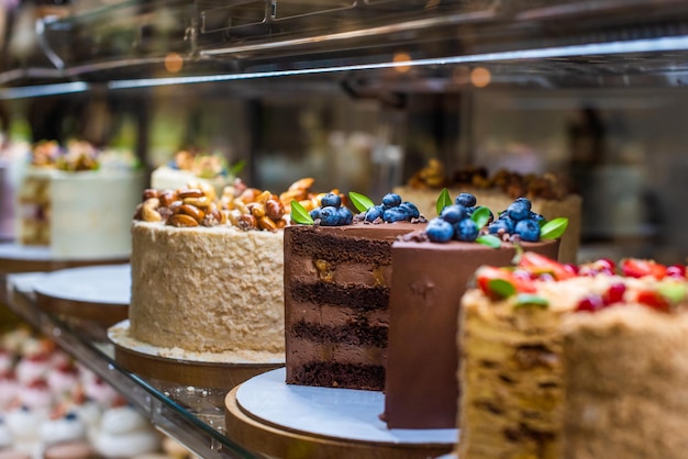 Vetrina con torte golosi dolci con frutta e frutti di bosco fichi mirtilli lamponi