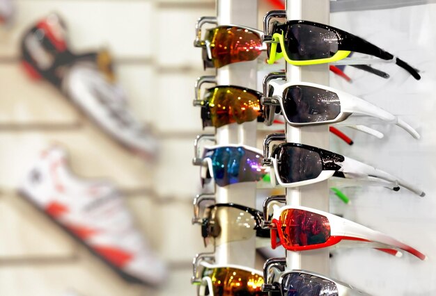 Vetrina con diversi occhiali da sole in negozio