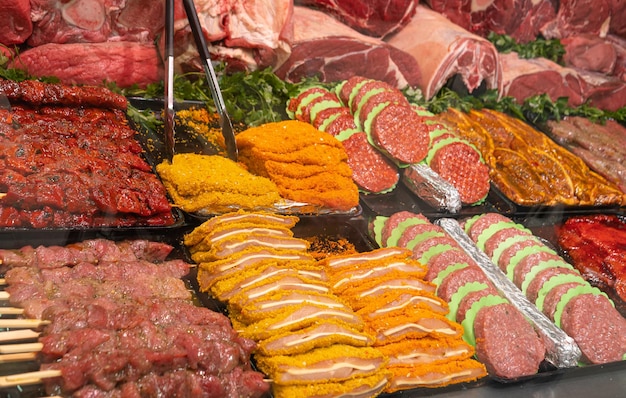 Витрина с разнообразными блюдами из сырого мяса