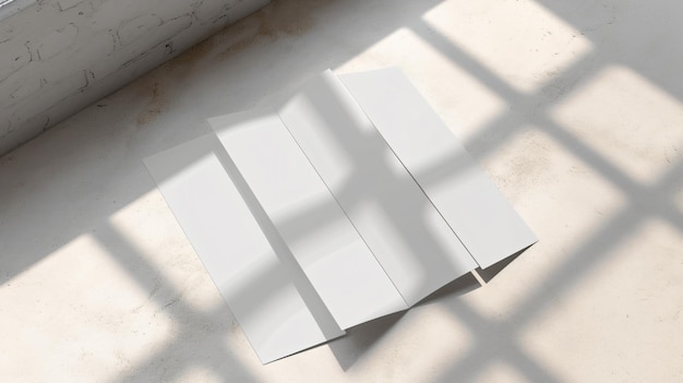 Демонстрируйте свои навыки дизайна с помощью этого пустого трикратного макета листовка Светлая поверхность подчеркивает листовки Большое пространство дизайна позволяет вам создавать визуально ошеломляющий макет с его
