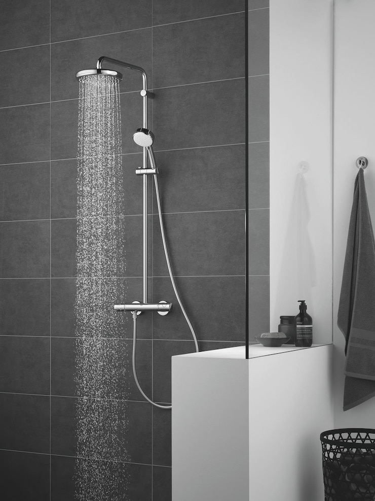 Photo a shower head and a bathtub with a shower head