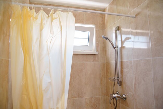 Photo a shower head on the wall in the bathroom