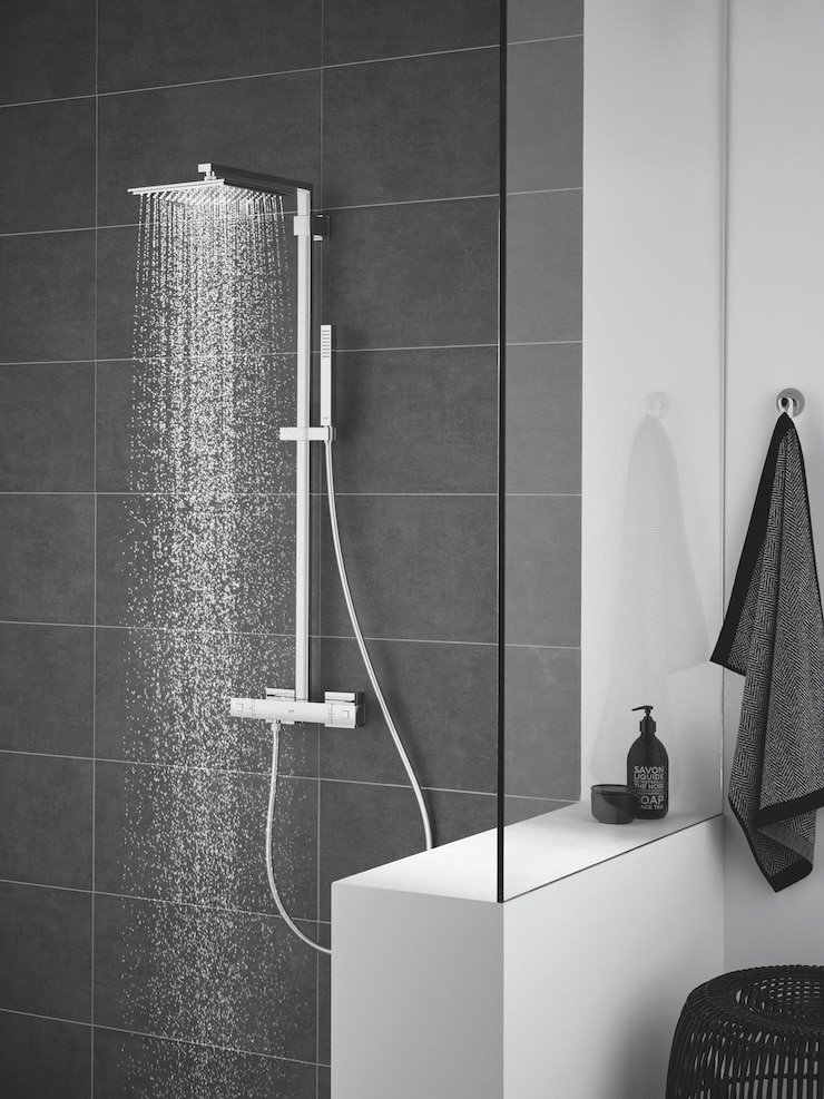 Photo a shower head with a shower head and a glass door