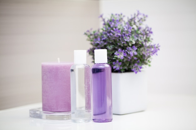 Foto prodotti per la doccia. composizione prodotti cosmetici di trattamento termale.