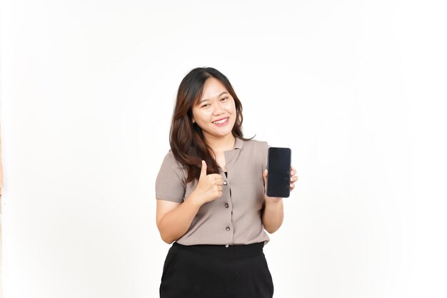 白い背景で隔離の美しいアジアの女性の空白の画面のスマートフォンにアプリや広告を表示