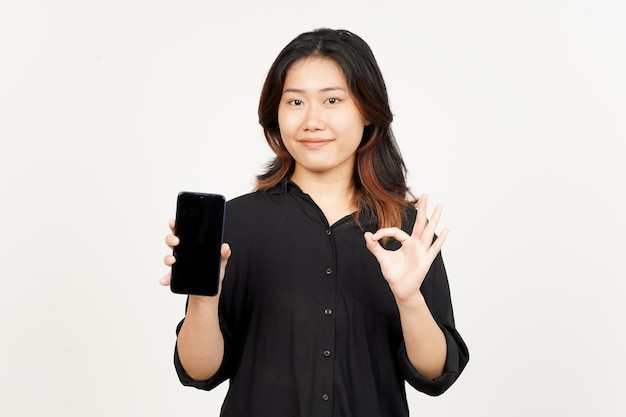 흰색 배경에 고립 된 아름 다운 아시아 여자의 빈 화면 스마트폰에 앱 또는 광고 표시