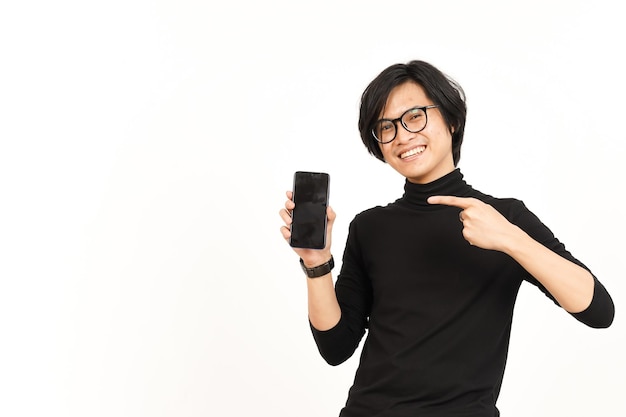 흰색 배경에 고립 된 잘 생긴 아시아 남자의 빈 화면 스마트 폰에 앱 또는 광고 표시