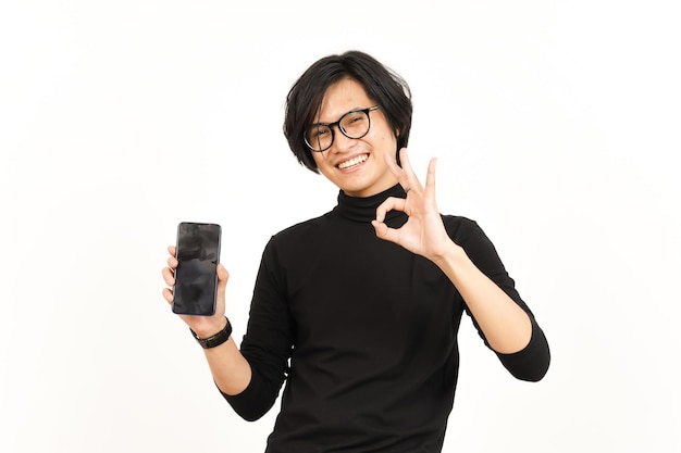 白い背景に分離されたハンサムなアジア人男性の空白の画面のスマート フォンにアプリや広告を表示