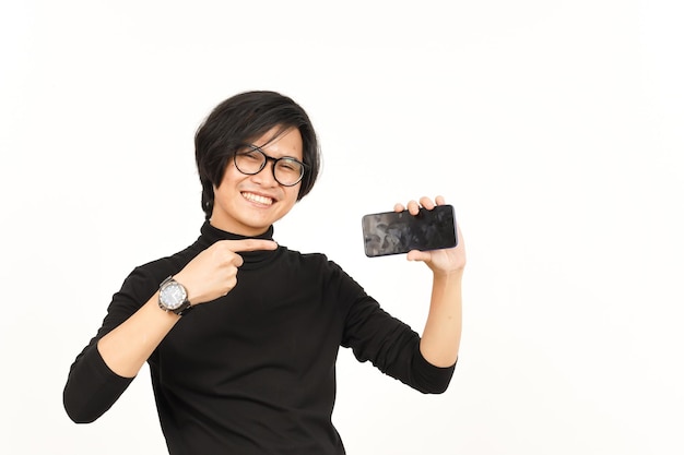 흰색 배경에 고립 된 잘생긴 아시아 남자의 빈 화면 스마트폰에 앱 또는 광고 표시
