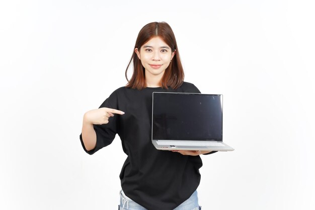 白い背景に分離された美しいアジアの女性のラップトップの空白の画面にアプリや広告を表示