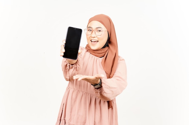 Visualizzazione di app su schermo vuoto smartphone di bella donna asiatica che indossa l'hijab isolato su bianco