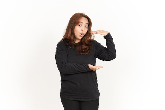 Mostrando segno di grandi dimensioni o prodotto di bella donna asiatica che indossa una camicia nera isolata on white