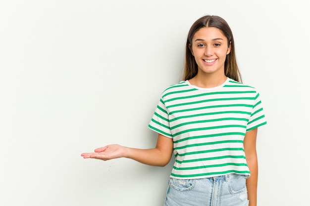 Foto mostrando uno spazio di copia su un palmo e tenendo un'altra mano sulla vita